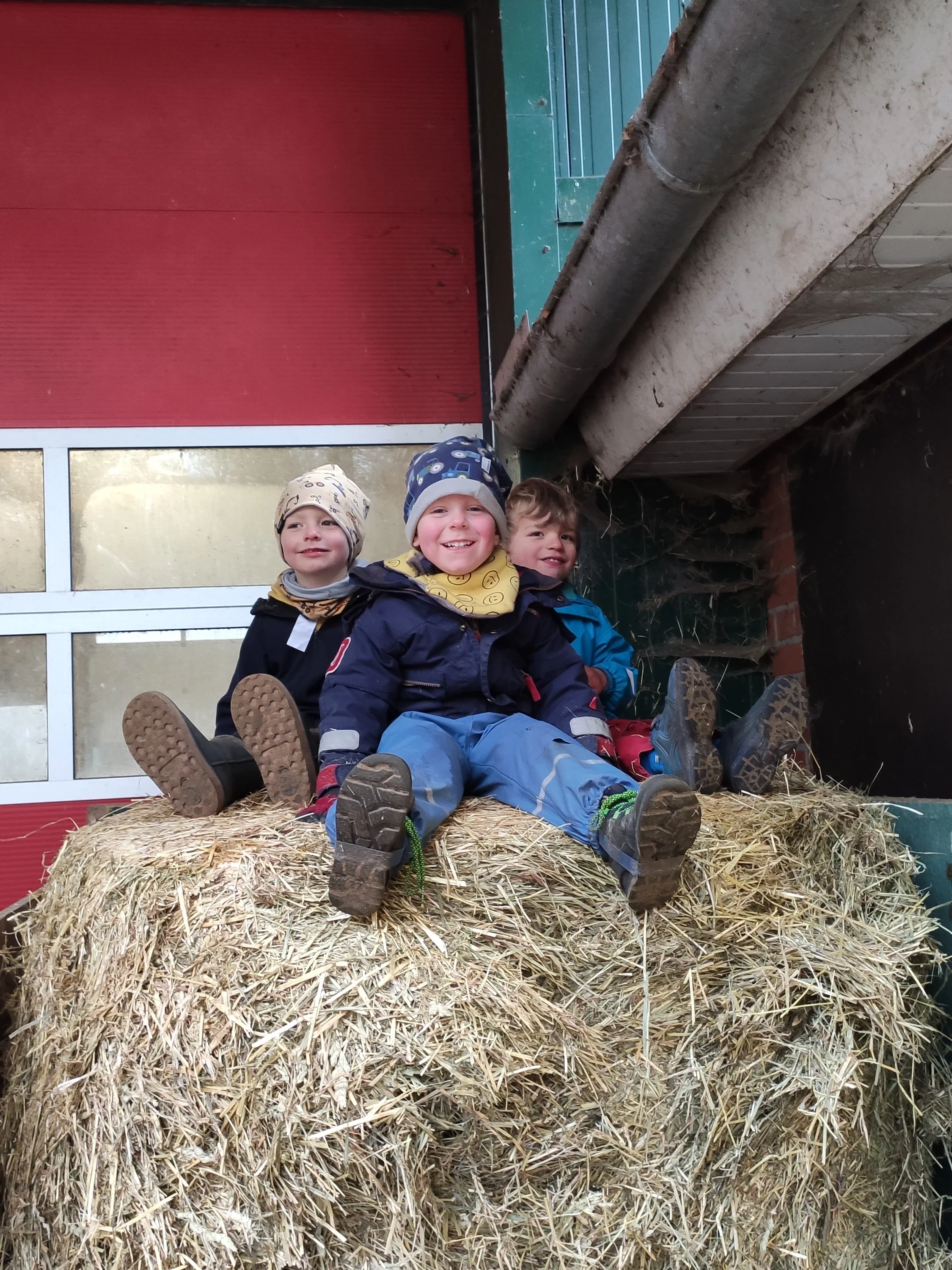 Kind in der Natur erfährt Selbstwirksamkeit