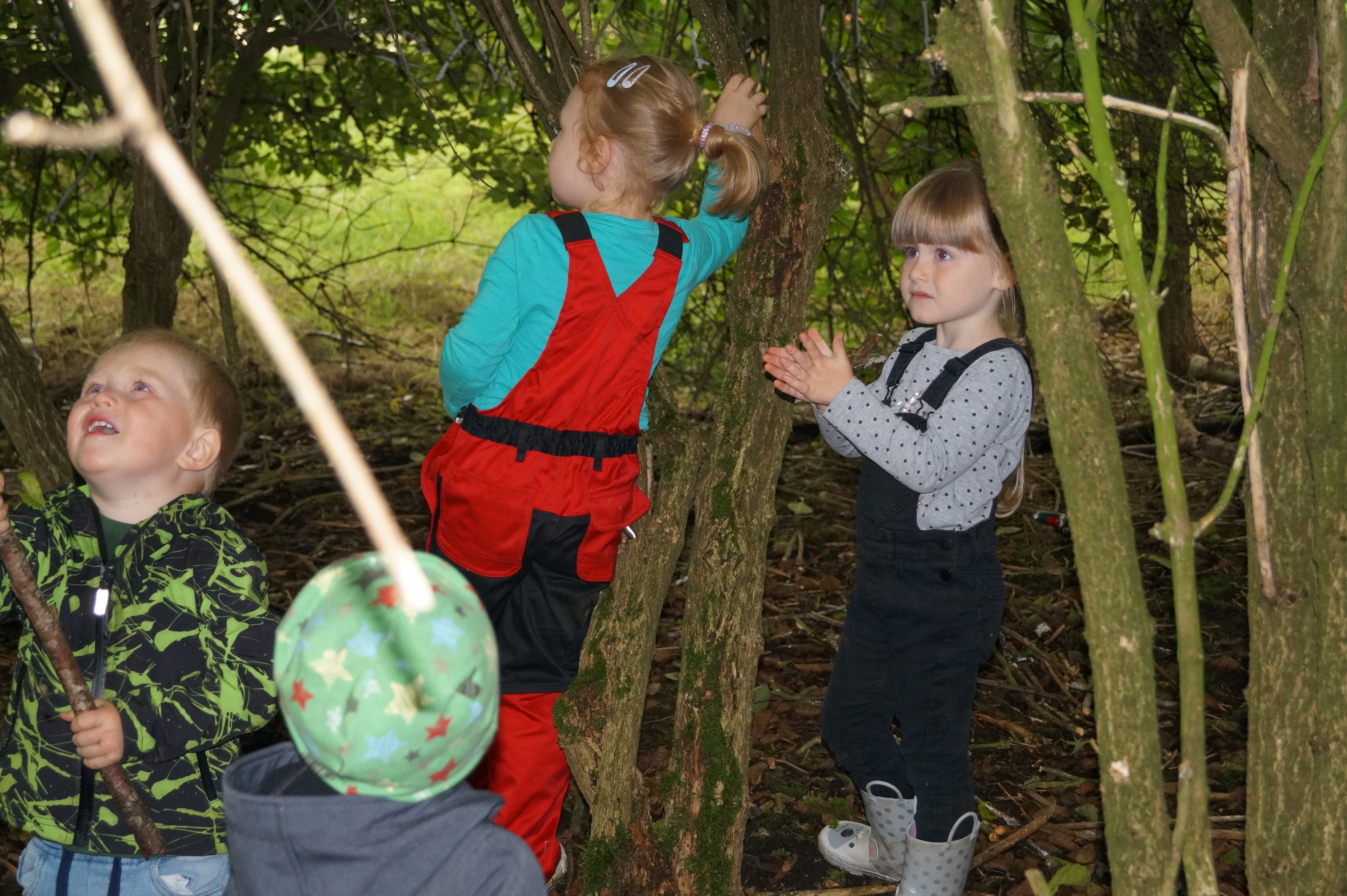 Kind der KiTa Wittensand beim Entdecken und Forschen in der Natur